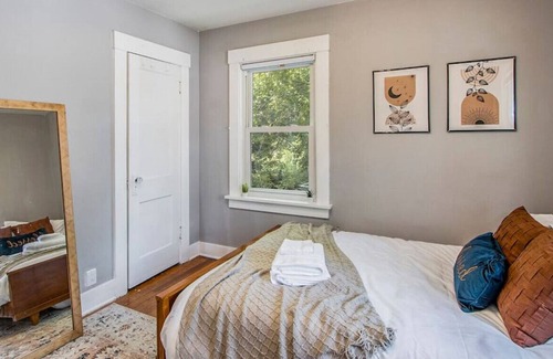 Vine House | Boho Private Room Central Kzoo Waiting for You!