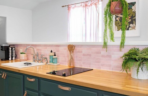 McNeil House | Boho Retreat w/Large Patio-15 min to Q2 Stadium & Domain