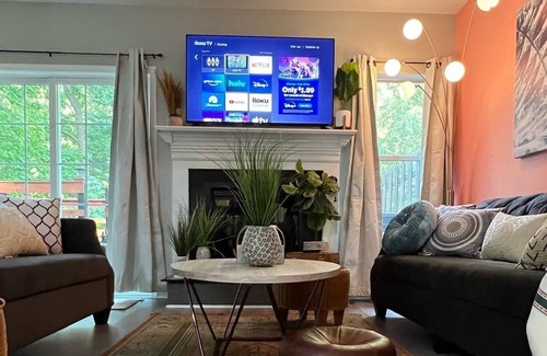 New Castle House | Boho Serenity Convenient, Fast Wi-fi 3BR 1.5Ba TH