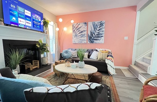 New Castle House | Boho Serenity Convenient, Fast Wi-fi 3BR 1.5Ba TH