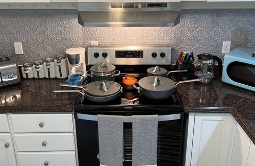 New Castle House | Boho Serenity Convenient, Fast Wi-fi 3BR 1.5Ba TH