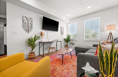 People's Freeway House | Boho Vibe Townhome King Bed Garage SLC