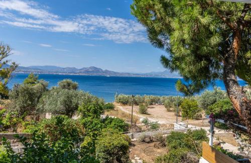 Loutraki-Agioi Theodoroi Apartment | Bohosapiens Atlas with sea Access