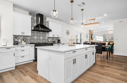 Eastside Promise Neighborhood Cottage | Bold Bright 4br/3.5full Baths Near Riverwalk Dtown