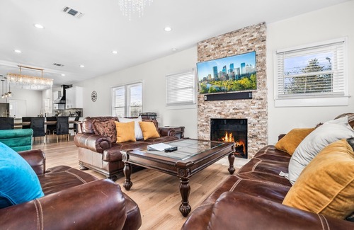 Eastside Promise Neighborhood Cottage | Bold Bright 4br/3.5full Baths Near Riverwalk Dtown