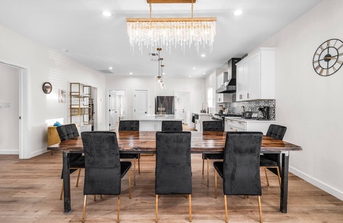 Eastside Promise Neighborhood Cottage | Bold Bright 4br/3.5full Baths Near Riverwalk Dtown
