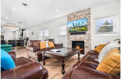 Eastside Promise Neighborhood House | Bold Bright 4BR3.5FULL BATHS Near Riverwalk Dtown