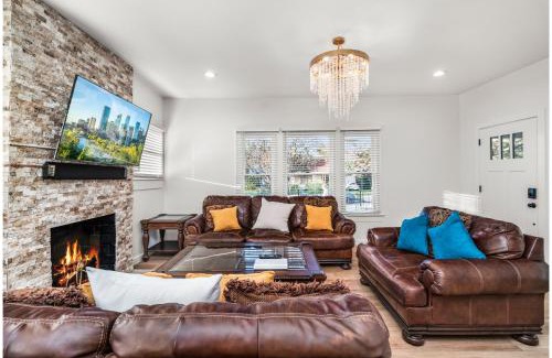 Eastside Promise Neighborhood House | Bold Bright 4BR3.5FULL BATHS Near Riverwalk Dtown