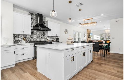 Eastside Promise Neighborhood House | Bold Bright 4BR3.5FULL BATHS Near Riverwalk Dtown