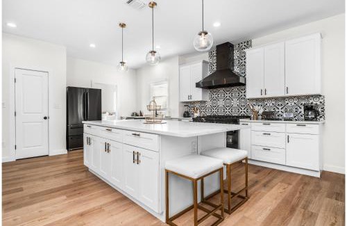 Eastside Promise Neighborhood House | Bold Bright 4BR3.5FULL BATHS Near Riverwalk Dtown