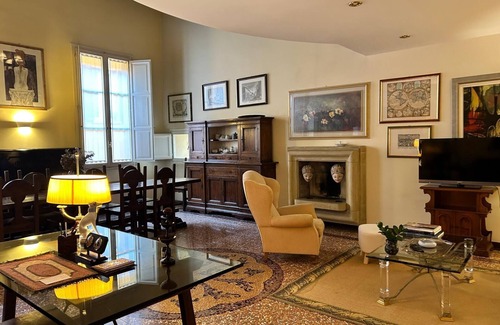 Historic Center Apartment | Bologna Medieval Art Loft