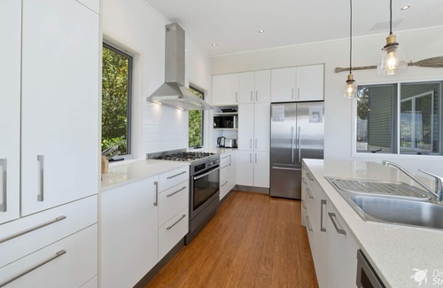 Point Lookout House | Bombora 5 Bedroom | Straddie's best Beach house | Pool and Wi-Fi :)