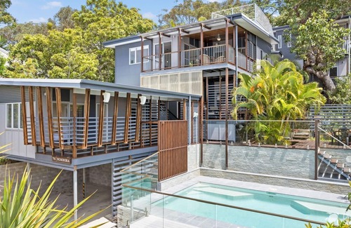 Point Lookout House | Bombora 5 Bedroom | Straddie's best Beach house | Pool and Wi-Fi :)