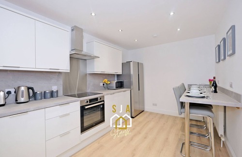 Central Aberdeen Apartment | Bon Accord Square - SJA Stays - Modern 3 Bed Apart