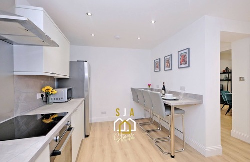 Central Aberdeen Apartment | Bon Accord Square - SJA Stays - Modern 3 Bed Apart