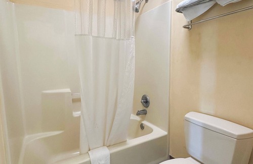 Meridian Hotel | Bonita Lakes Inn by Capital O Meridian I20