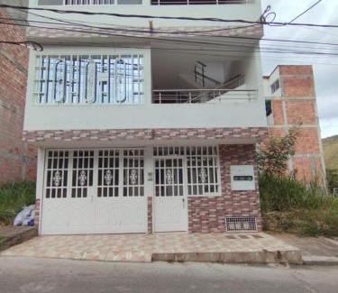 San Gil Apartment | BONITO APARTAMENTO CON GARAJE Piscina fuera del alojamiento a 500 mts