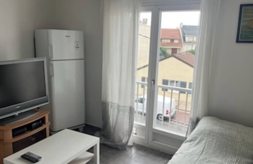 Grand Bourg Apartment | Bonjour Jolie Studio sur le Boulevard pas Loin de la Gare à 19 Minutes de Paris
