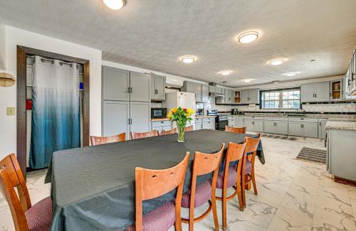 Hardyville House | Bonnieville Farmhouse on 69 Acres with Porch!