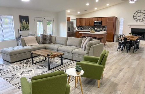 Glendale House | ❃Book for Footballl! Close to Stadium! Arcade Games! Great for Familes!Pvt Pool❃
