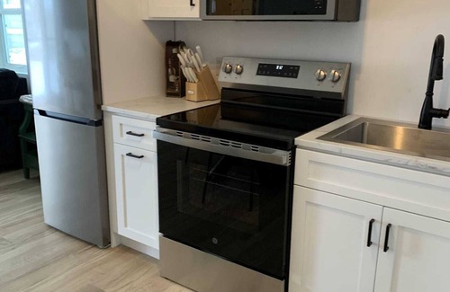 Fargo House | Book l Tiny House in Fargo l Minutes from NDSU l Hot tub & Detached Garage!