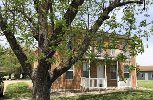 Nauvoo House | BOOK NOW 2024 LAST MINUTE SAVINGS! Mulholland Mansion House, Sleeps Up To 36!