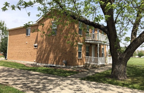 Nauvoo House | BOOK NOW 2024 LAST MINUTE SAVINGS! Mulholland Mansion House, Sleeps Up To 36!