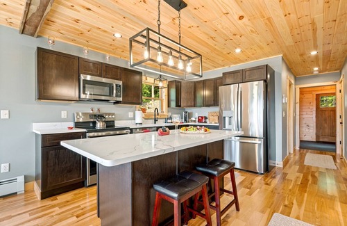 Bryant Pond Cabin | BOOK NOW! AMAZING Views! HotTub! EV Charger! A/C!