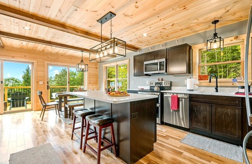 Bryant Pond Cabin | BOOK NOW! AMAZING Views! HotTub! EV Charger! A/C!