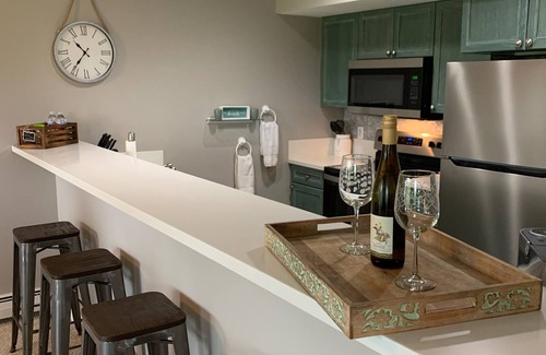 Acme Condo | Book now for fall colors! Newly renovated, on golf course, close to casino