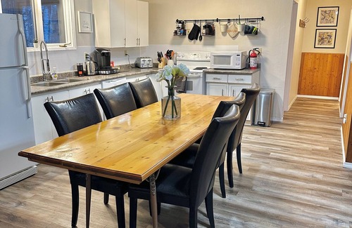 Lester Beach Cabin | Book Two Nights, Get Two Free! Cabin in Belair Properties