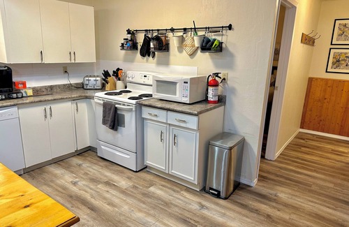 Lester Beach Cabin | Book Two Nights, Get Two Free! Cabin in Belair Properties