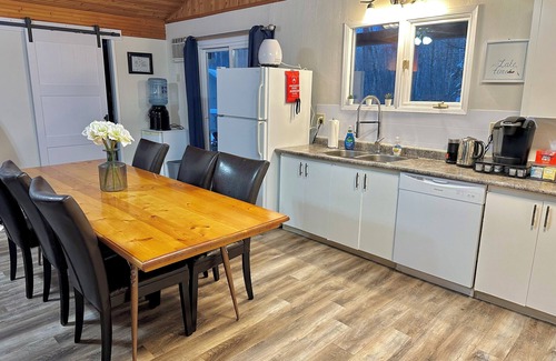 Lester Beach Cabin | Book Two Nights, Get Two Free! Cabin in Belair Properties