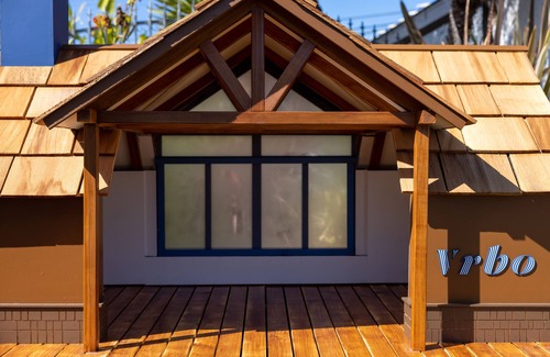 North Burnet Ski Chalet | BOOKED - Is your dog fancy? This luxe cabin is for creatures who love comfort