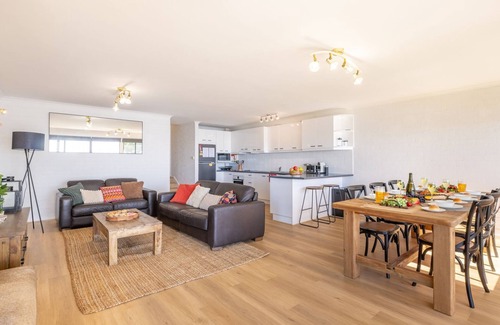Soldiers Point Apartment | Boondelbah 4, 29 Soldiers Point Rd - waterfront bliss