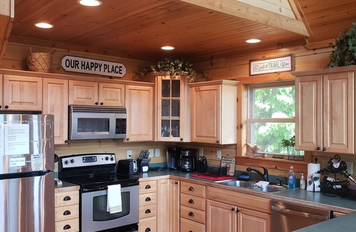 Deep Gap Cabin | Boone is BACK and new LOW rates for our cozy cabin - hot tub, hikes and nature!