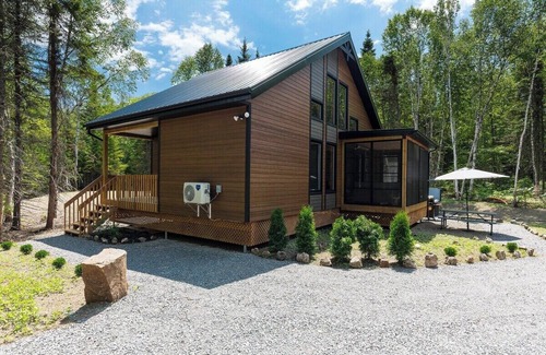 Baie-St-Paul Ski Chalet | Boréa 10: Tranquil Nature Retreat with Spa & BBQ
