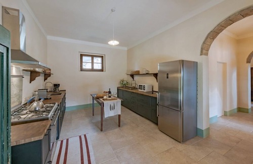 Buonconvento Villa | Borgo DiVino a glass of wine among the Unesco landscapes of the Val D'Orcia!