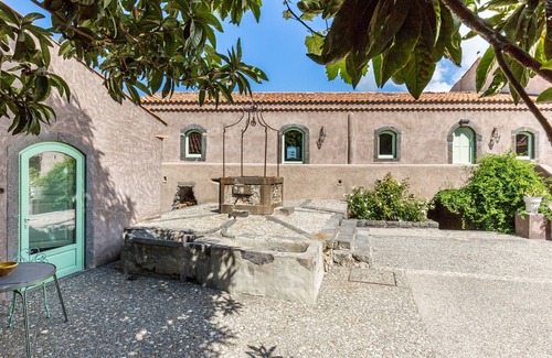 Rovittello House | Borgo Rovittello, traditional Sicilian house immersed in vineyards.