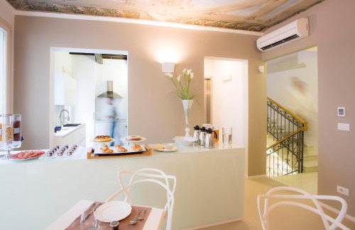 Ferrara Historic Centre Bed & Breakfast | Borgoleoni 18 - Room and Breakfast