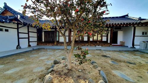 Boryeong House | Boryeong dalitteumyeonkkochipigo Hanok Stay
