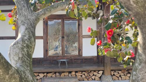 Boryeong House | Boryeong dalitteumyeonkkochipigo Hanok Stay