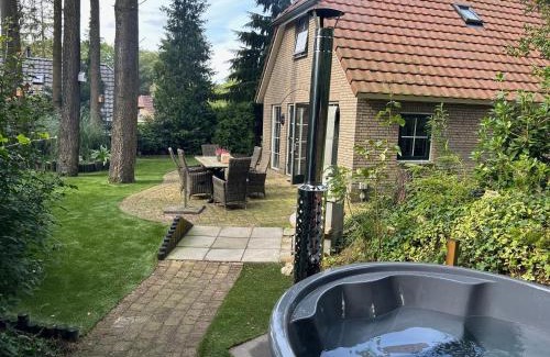 Lunteren House | Bosboerderij de Goudsberg met hottub in tuin