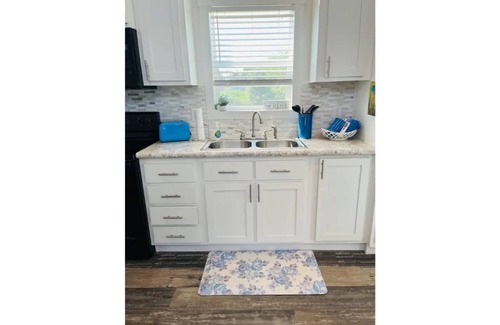 Granbury Cottage | Bosque Azul. A one bedroom tiny home with a loft.