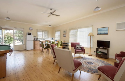 Port Germein House | Bosun’s at Port Germein. A Coastal Sanctuary with timeless charm.