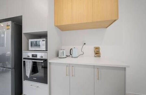 Botany Downs House | Botany Bliss Modern 4-Bedroom Family Escape Unit B