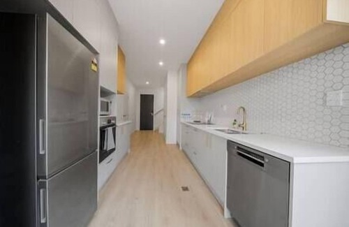 Botany Downs House | Botany Bliss Modern 4-Bedroom Family Escape Unit B
