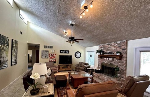 Athens House | Bouj-Ranch Hse near lake w 20ac