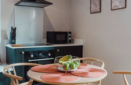 Kingsbridge Apartment | Boujee and Chic Central Town Apartment in Kingsbridge