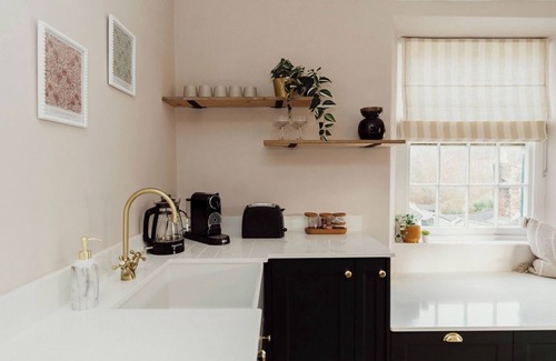 Kingsbridge Apartment | Boujee and Chic Central Town Apartment in Kingsbridge